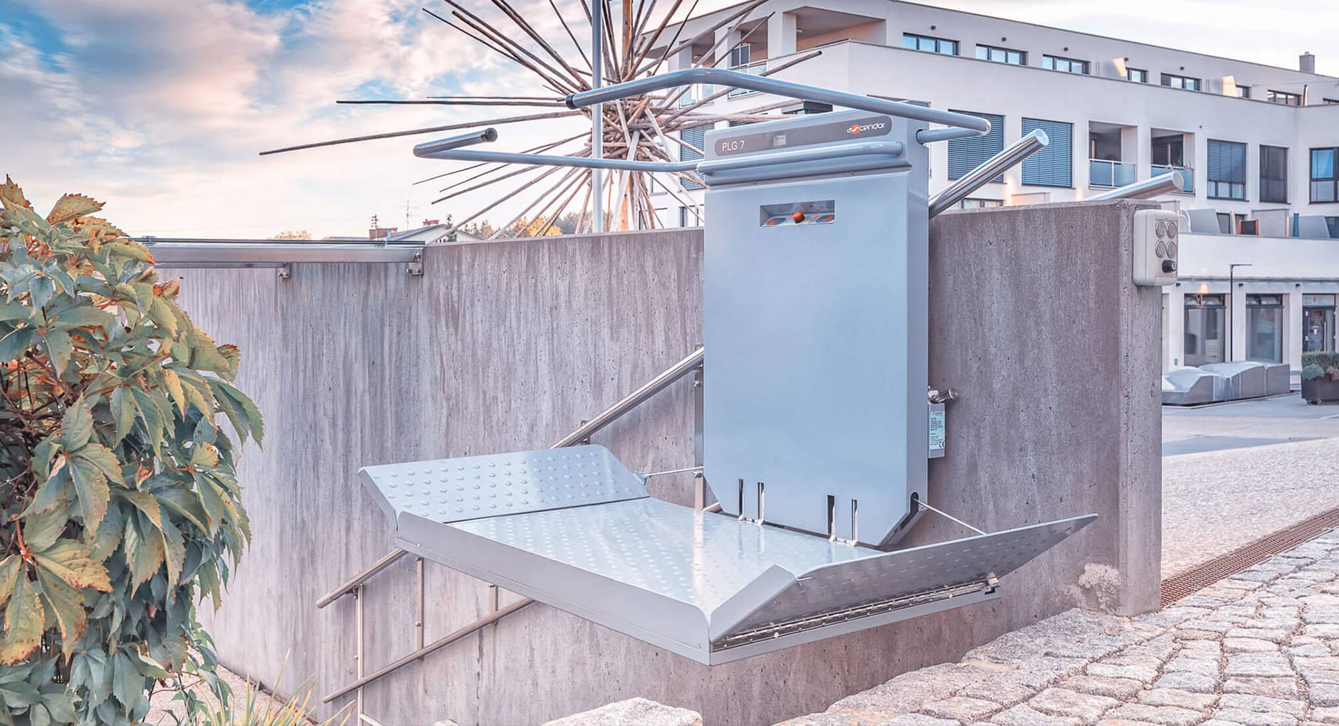 Ein Treppenlift an einer Betontreppe